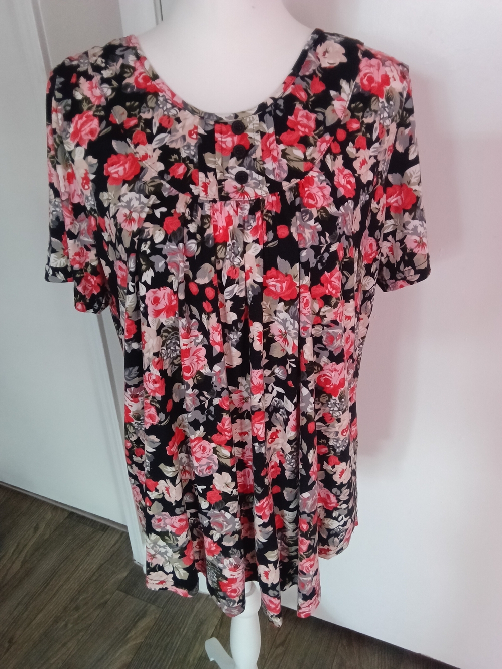 Floral Pleated Short-Sleeve Blouse - Black with Red Floral